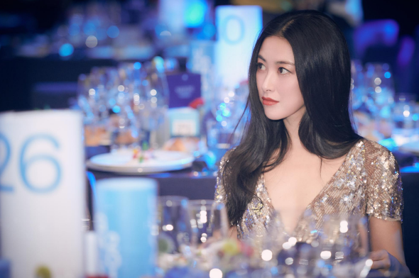 朱珠晒老公所送生日礼物，意外曝光客厅，被网友吐槽太寒酸