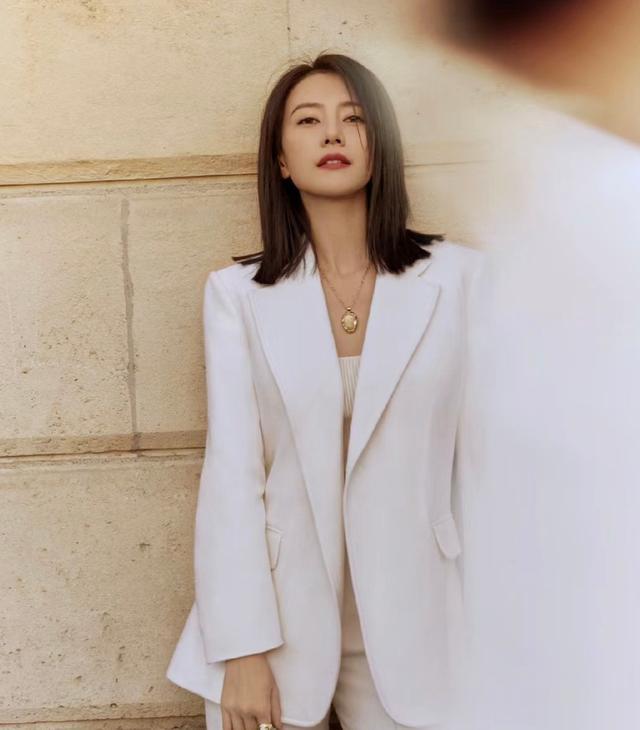 果然，这才是最适合中年女人的发型：锁骨发！谁见都夸年轻显气质