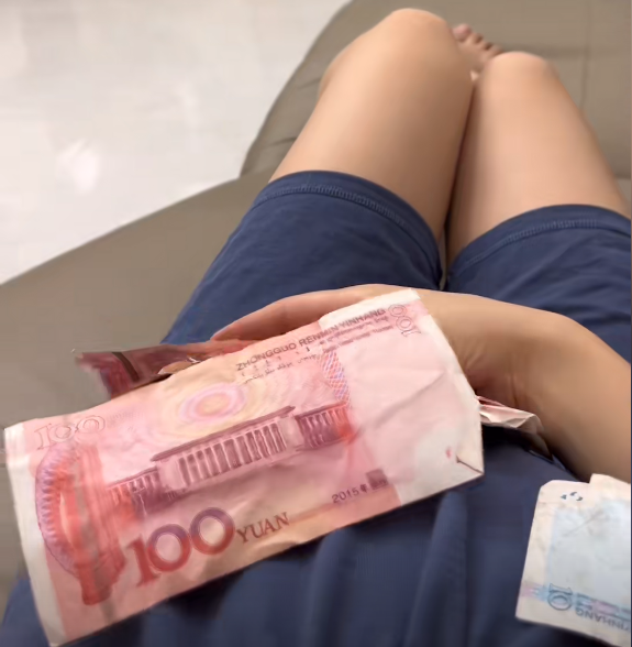 尊严碎了一地！妻子辞职在家向丈夫伸手要钱，被丈夫摔钱！