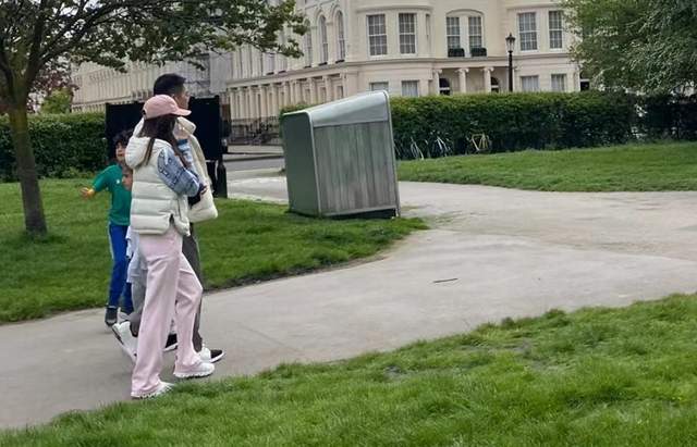 30岁章泽天伦敦露面，全素颜被路人抓拍，面容憔悴无精打采