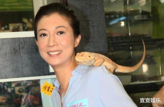 成龙|忍辱负重20年，林凤娇拿到成龙几百亿资产后，装都懒得装了？