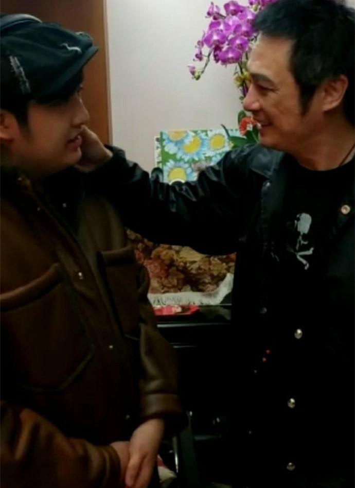 吴镇宇|吴镇宇14岁儿子近照大改变！身高达1米81，体格壮实已超过爸爸