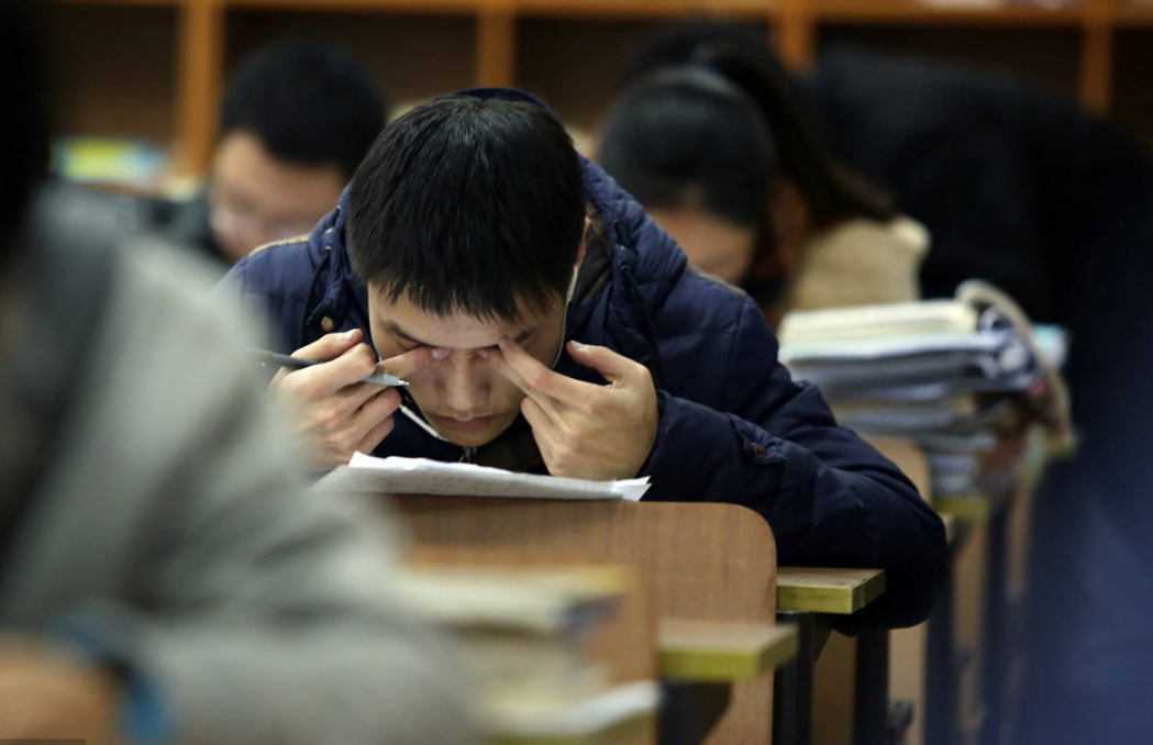 大学生|“把他赶出家门！”男大学生毕业在家啃老，行为懒散家长看不下去