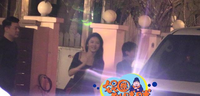 蔡文静|蔡文静扮水仙花神仙气灵动夜晚穿着妩媚与好友在别墅聚会