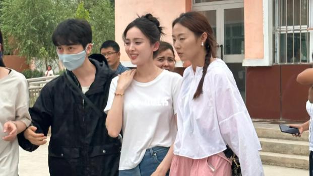 古力娜扎现身老家做公益，满身首饰脸带浓妆，摄像怼脸被批作秀