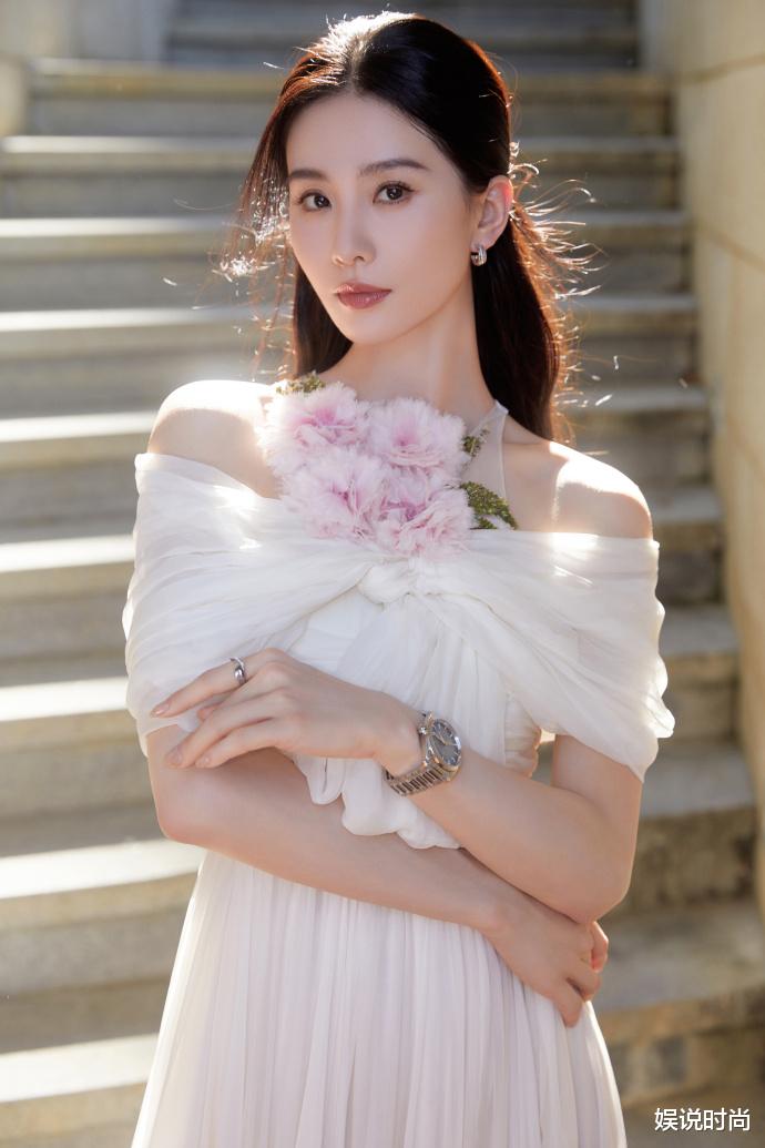 刘诗诗再度霸占热搜榜!一袭白色花朵裙优雅甜美又浪漫!