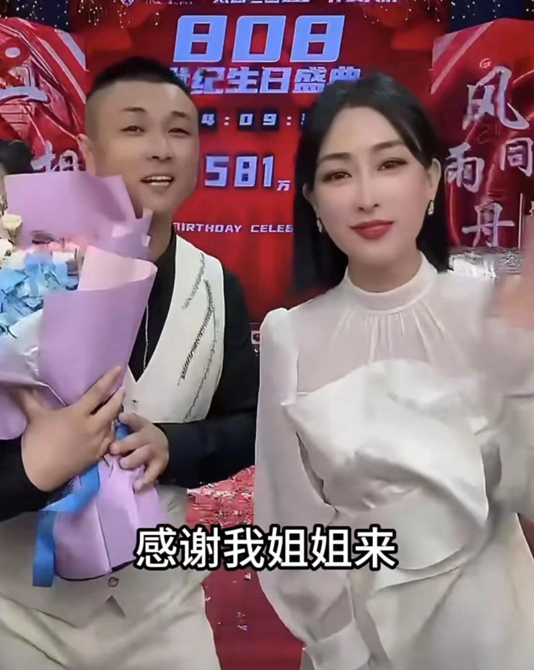 “三视影后”马苏沦为网红陪衬,现场极度尴尬,网友:是有多缺钱