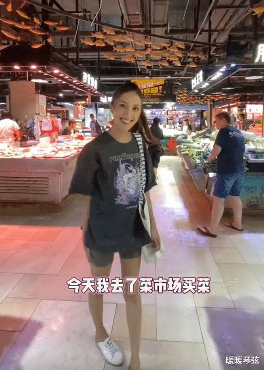 开豪车逛菜场，看了陈凯琳蒸鱼用的盘子，就知道郑嘉颖娶她的原因