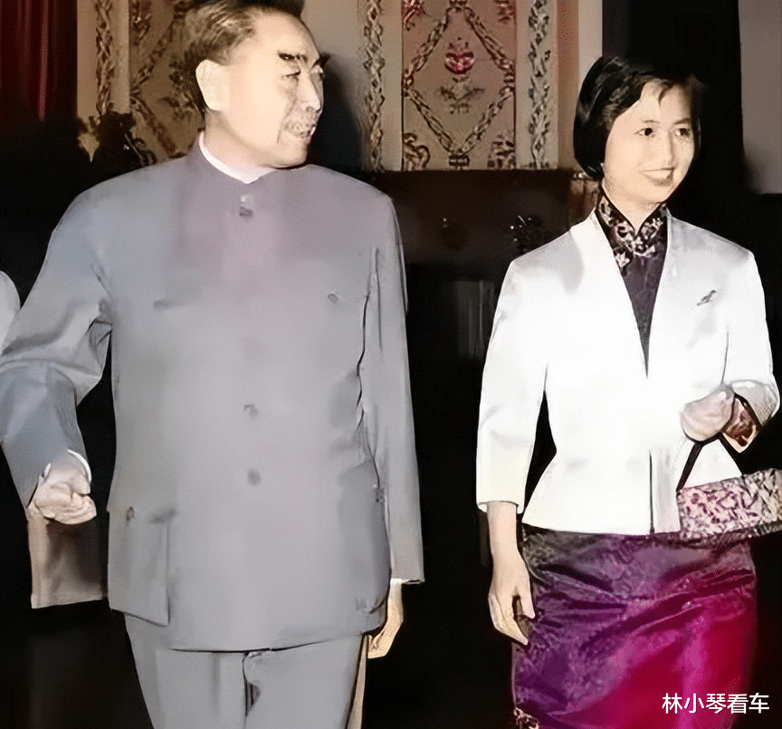 |这是周总理和陈毅夫人张茜的一张珍贵合影