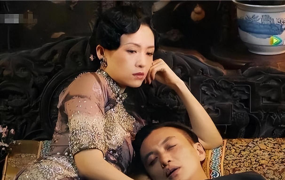 周一围还没亲,章子怡就张开嘴、伸直腿,难怪网友提醒朱丹要小心了!