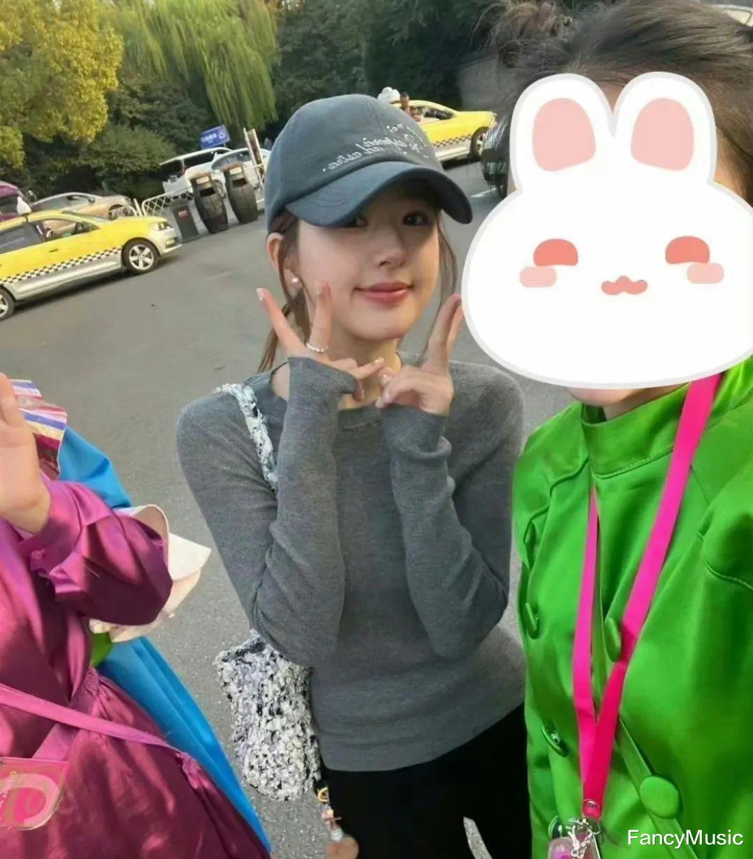 两位女明星现身乌镇，周冬雨被嘲普通，赵露思身高暴露缺点！