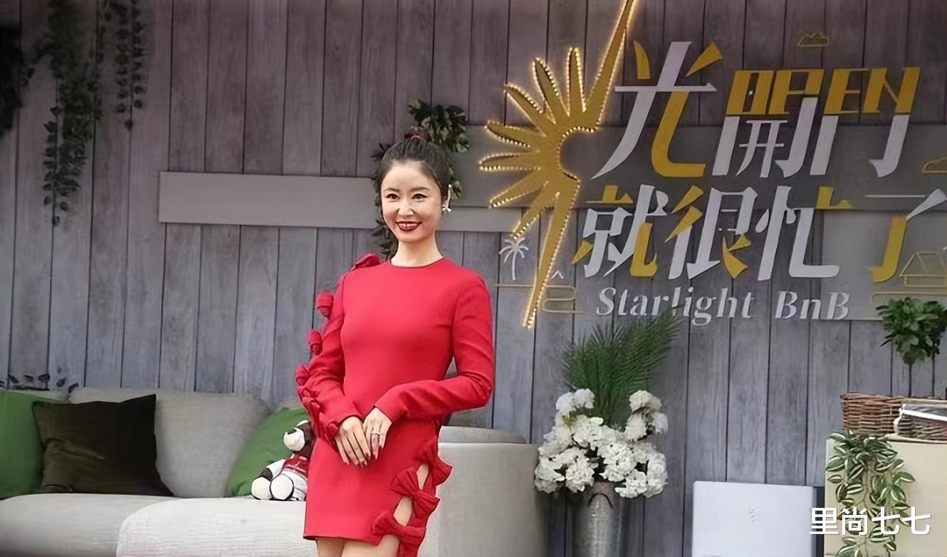 林心如 47岁林心如也发腮了！罕见穿红裙扮嫩真显黑，口红粘牙更尴尬