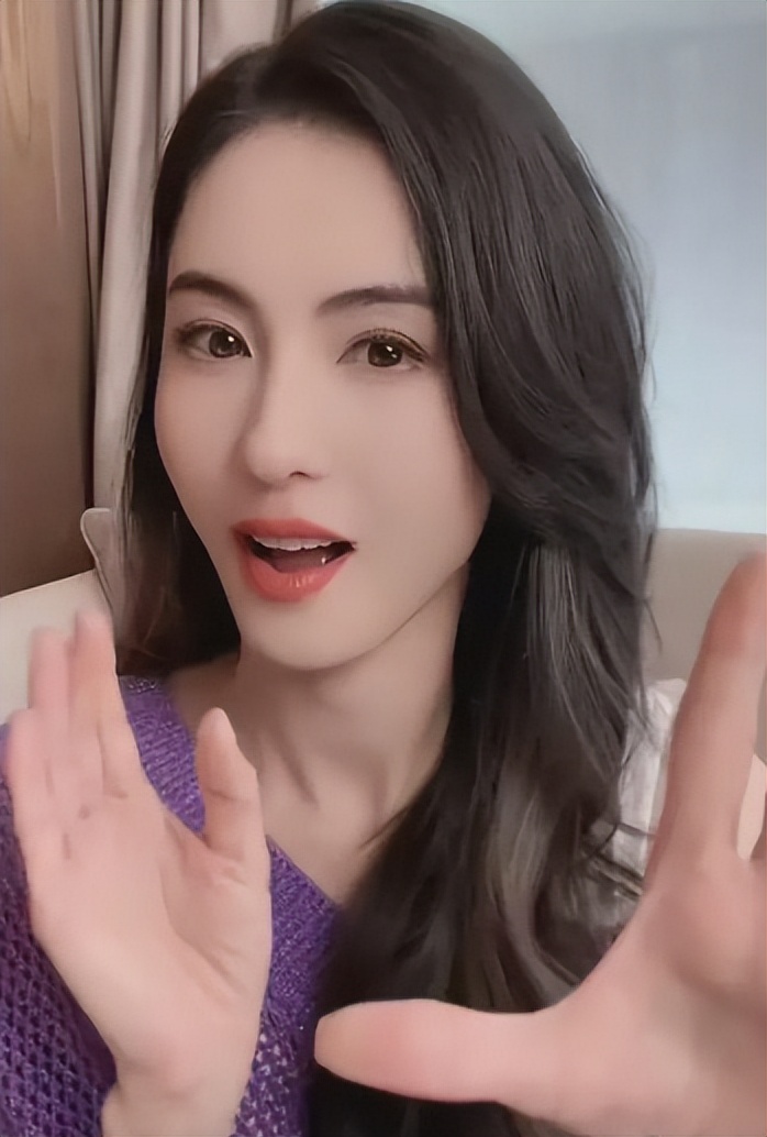 张柏芝出院后首亮相，脖颈现“草莓”印记，镜前摇头晃脑心情愉悦