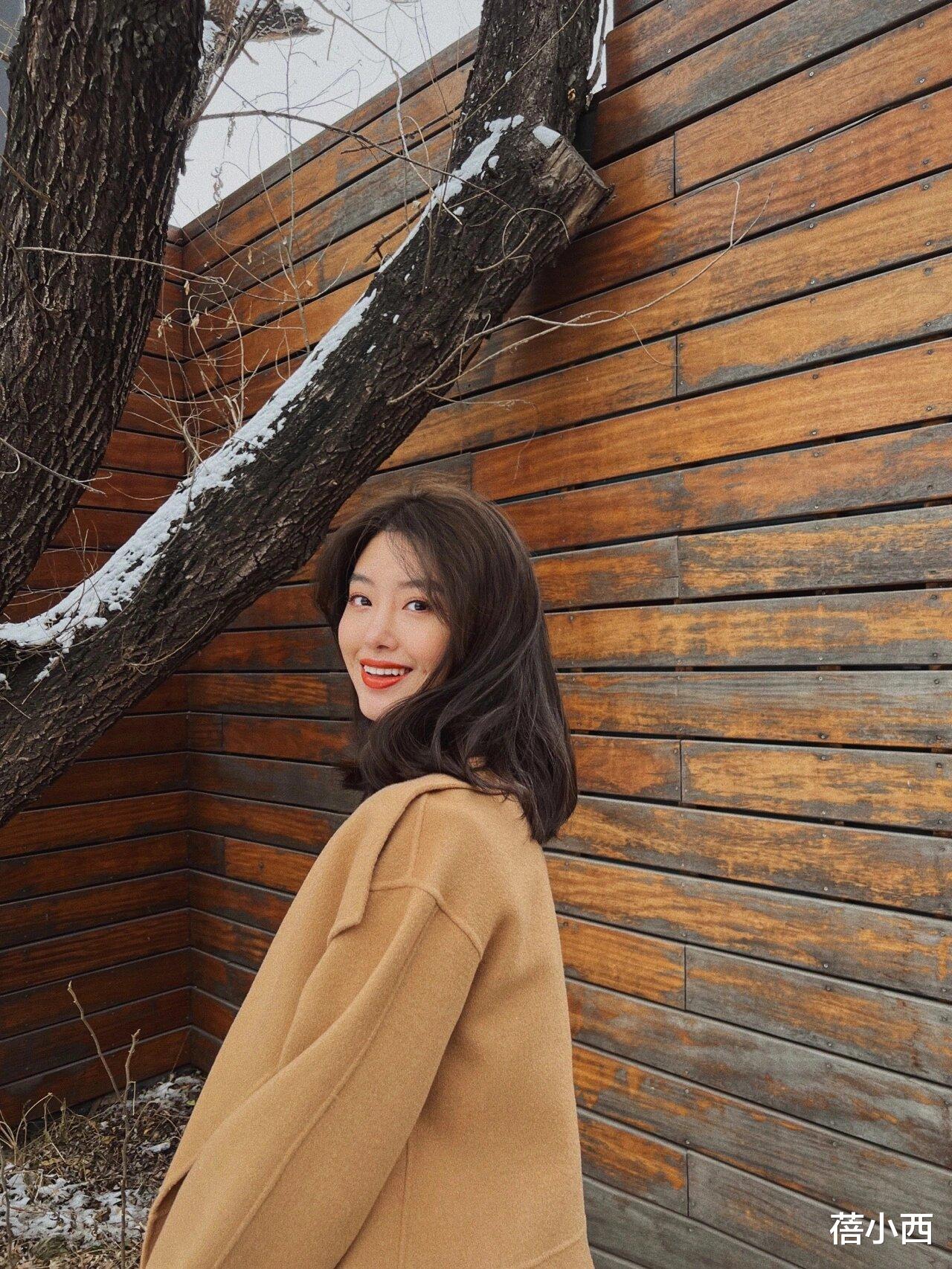 杨采钰又带火了大衣新穿法:内搭牛仔衬衫、西装外套,时髦又洋气