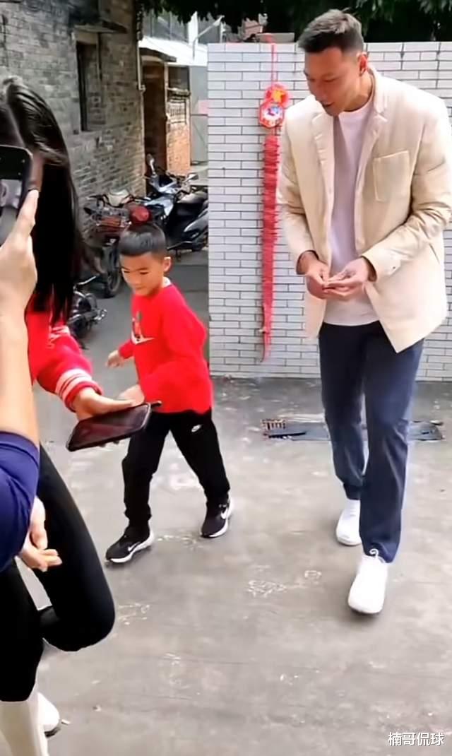 易建联|易建联携娇妻久违同框!娇妻大长腿吸人眼球,害怕点炮仗双手捂耳