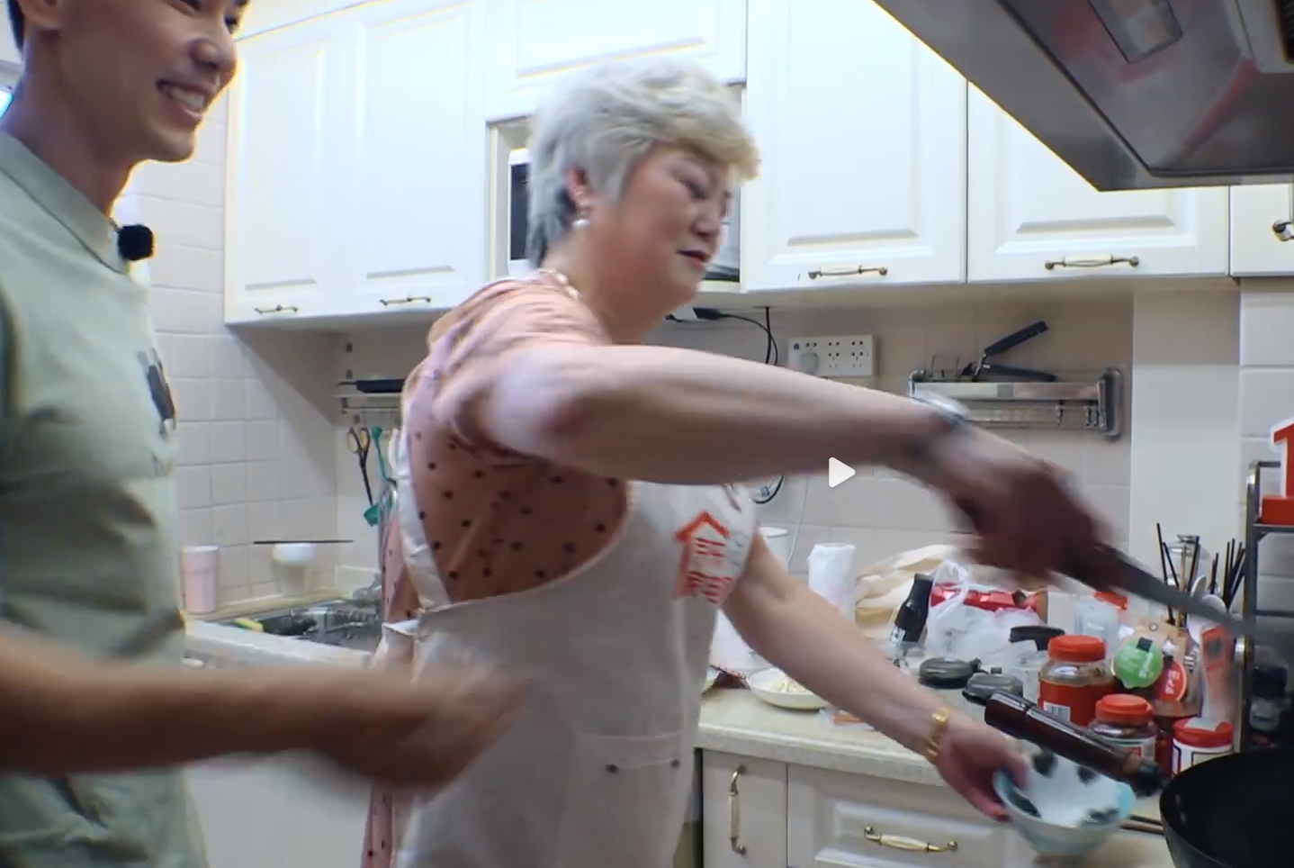 陈紫函携婆婆首次上节目,家小显朴素,感叹:48岁想生很多个孩子