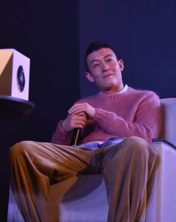 陈冠希|42岁陈冠希偶遇55岁陈小春,憔悴老态身形佝偻,曾都是张柏芝前任