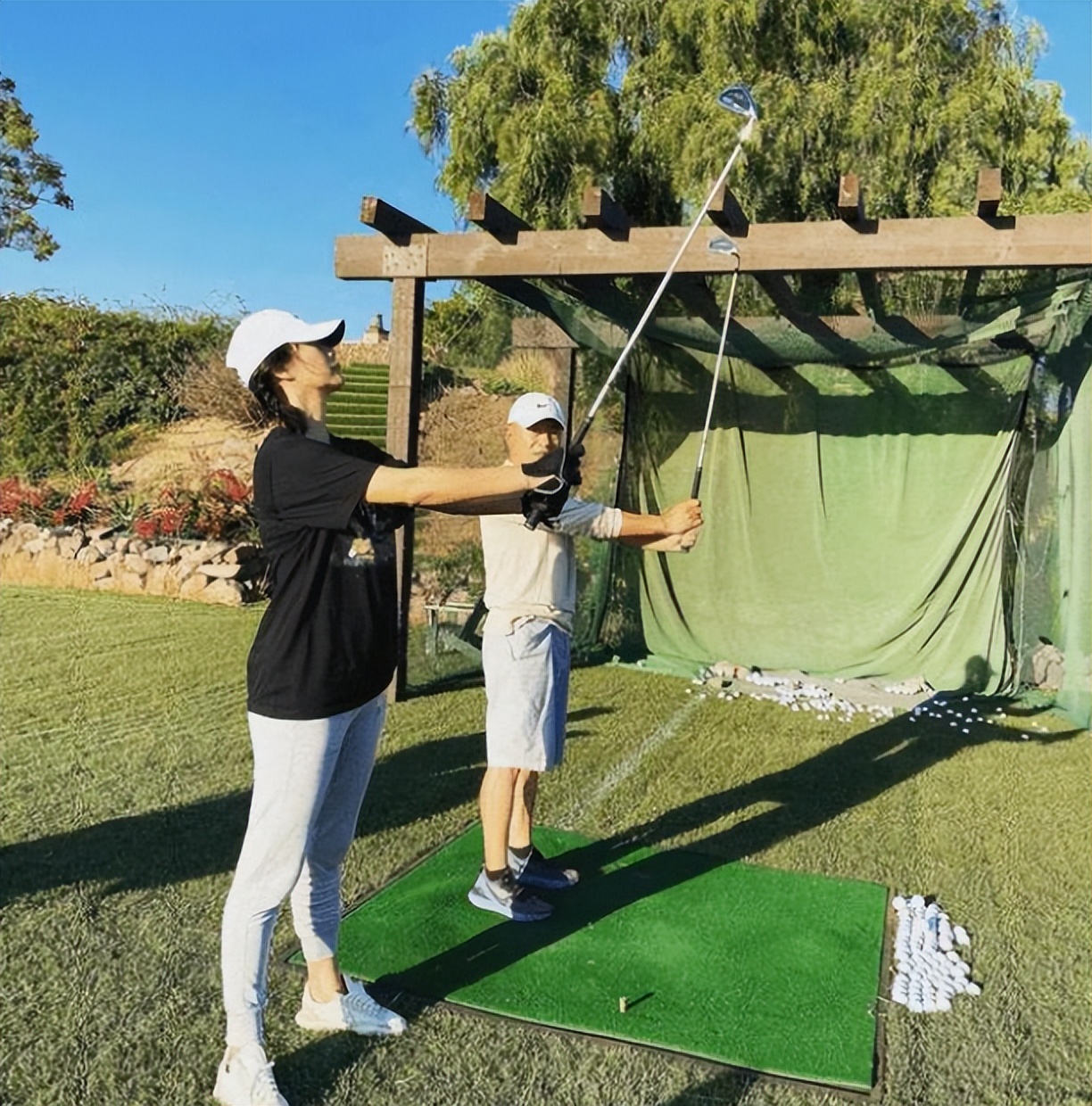 49岁徐静蕾日本旅游打高尔夫，住豪华2600元酒店，腰部现3层整肉