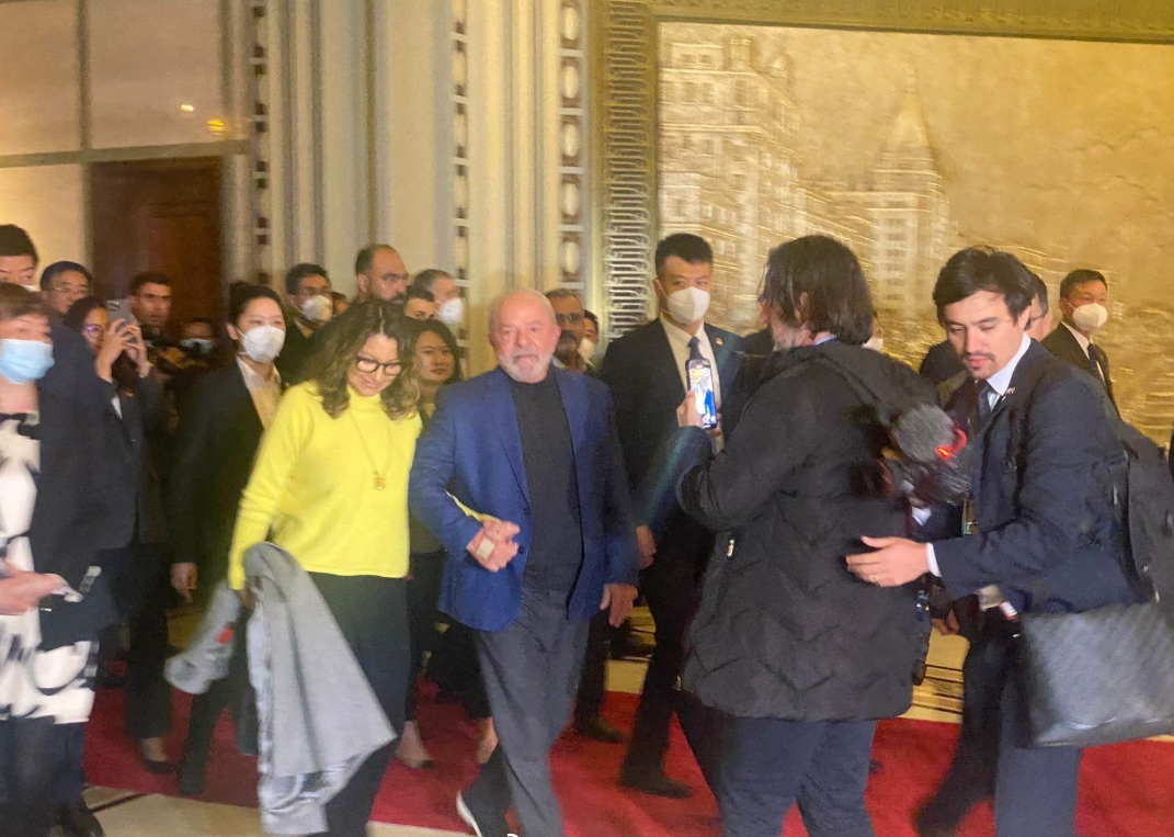 发型 巴西夫人换发型!小卷发烫成直发去参观华为,焕然一新后气质变了