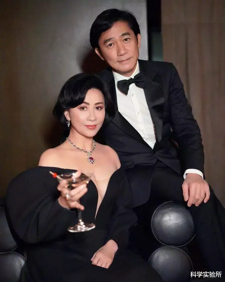 曾黎|梁朝伟疑在日本成上班族,背包骑自行车工作,与刘嘉玲常年分居