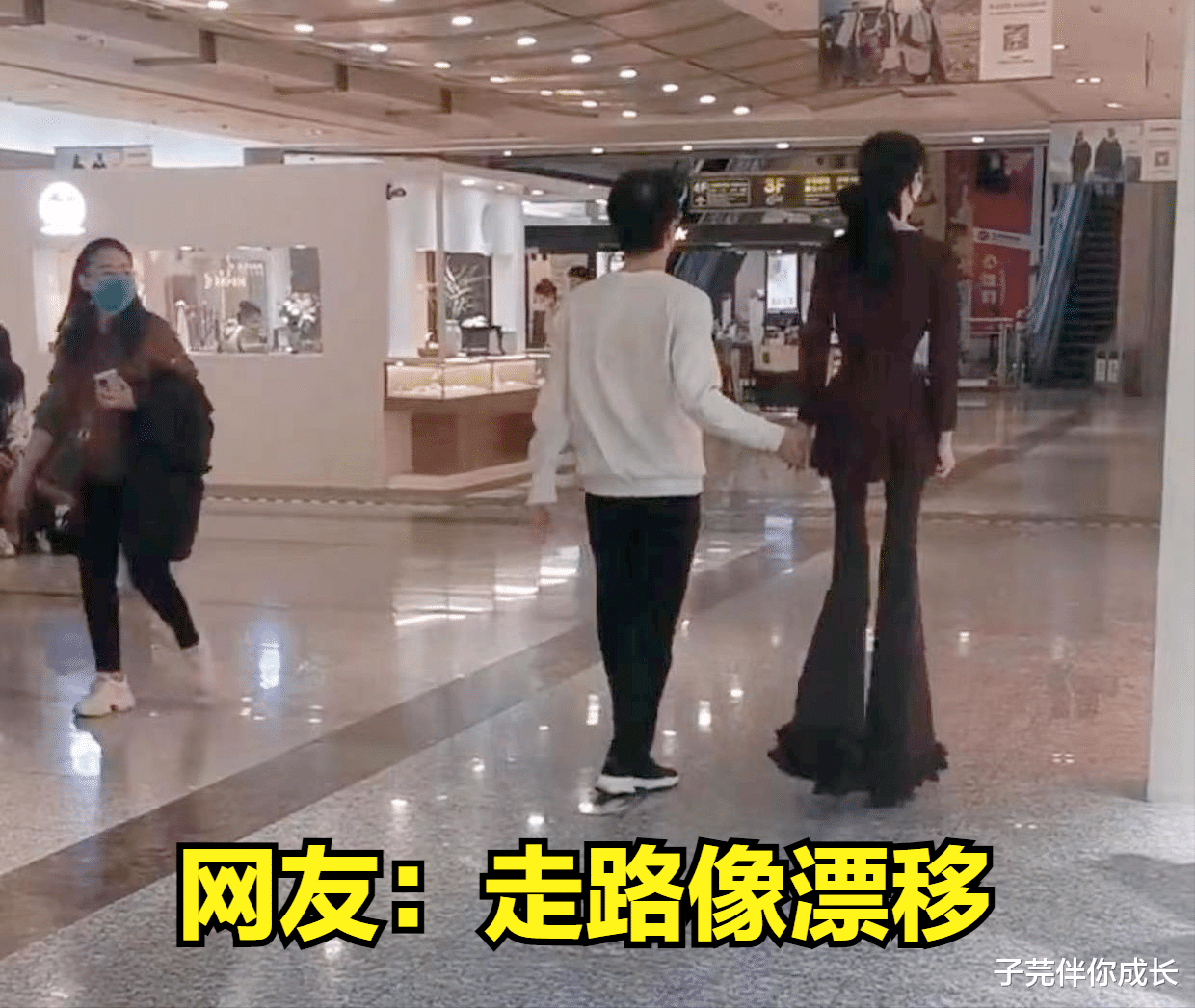 喇叭裤 美女逛街背影瘆人，喇叭裤走路如漂移：病态审美毁了多少人