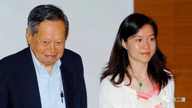 杨振宁“纸短情长”遗憾离场，翁帆花开向阳赴前程！儿子语出惊人
