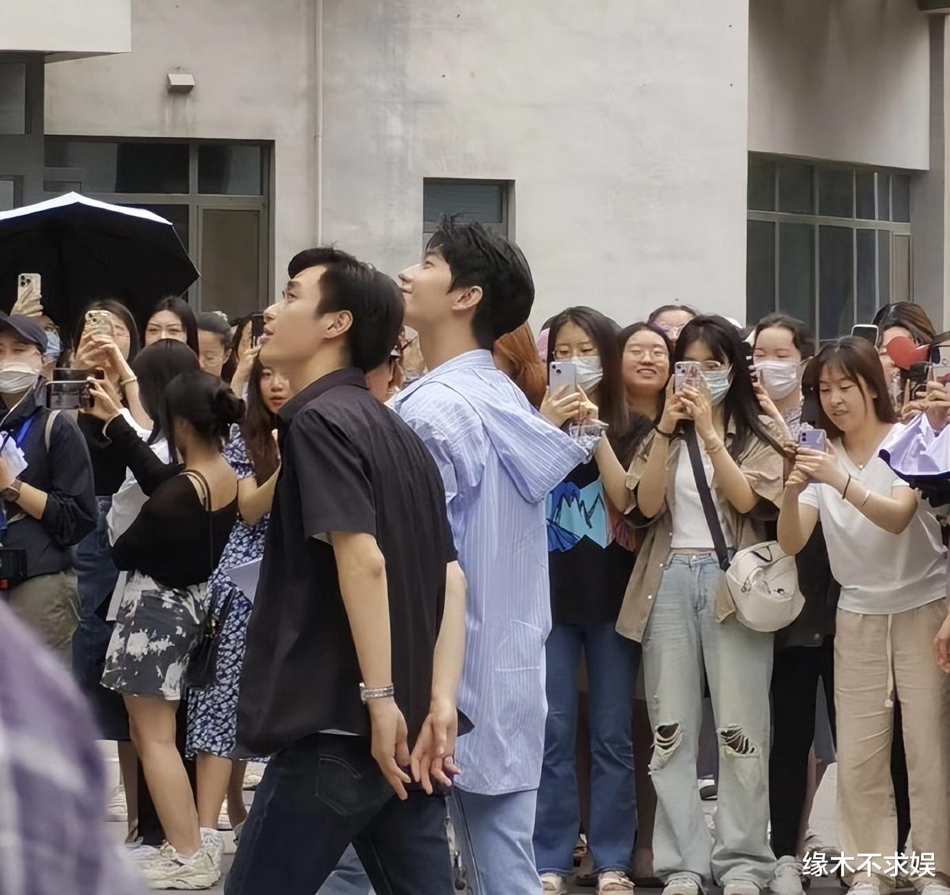 杨洋|31岁杨洋现身北外,手臂擦伤、穿搭另类,身高被质疑不到180cm!