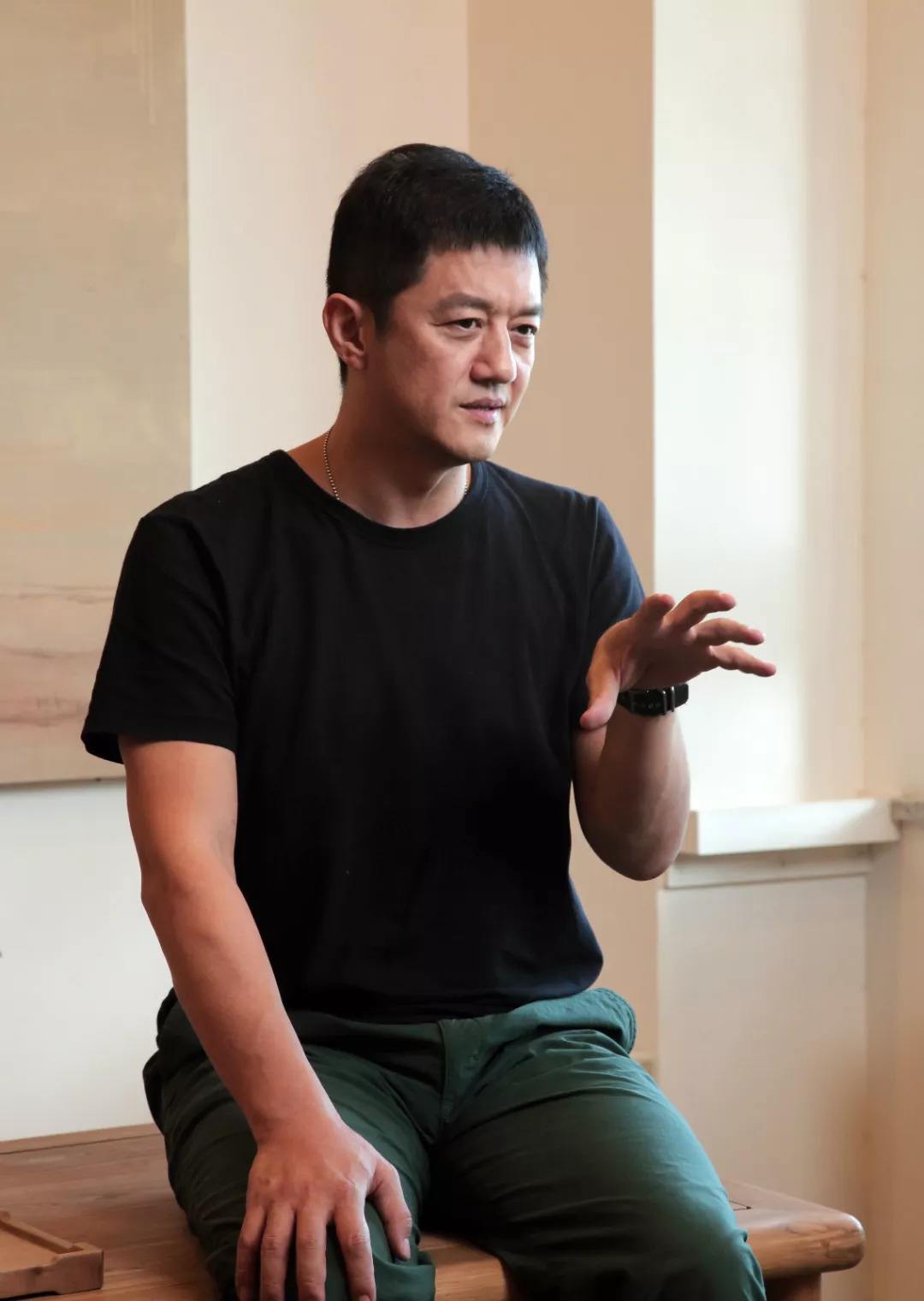 52岁李亚鹏现身云南小县城!吃8元快餐接地气,蹲路边吃面没桌子