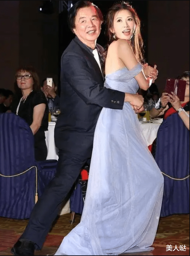 这是林志玲最想删掉的照片，穿低胸裙与父亲贴身共舞，零距离好尴尬