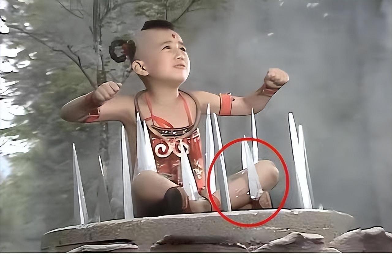 影视剧穿帮镜头:裙下的"诱惑",内衣带外露,是把观众当傻子吗 - 情感