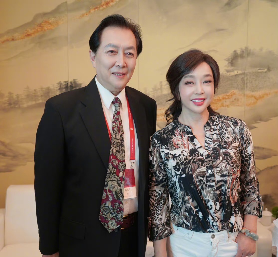 71岁刘晓庆对比69岁林青霞,医美驻颜与优雅老去,差距一目了然