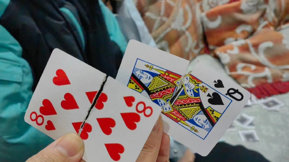 《春晚》刘谦魔术太惊人，全国观众晒扑克牌，直呼“真的对上了”