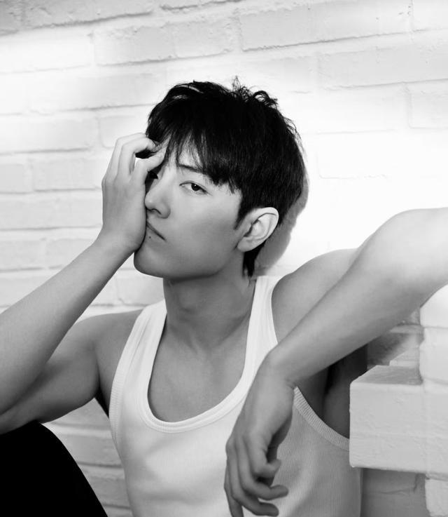 肖战|肖战《时尚先生》发行,观众太过热情,导致系统卡崩