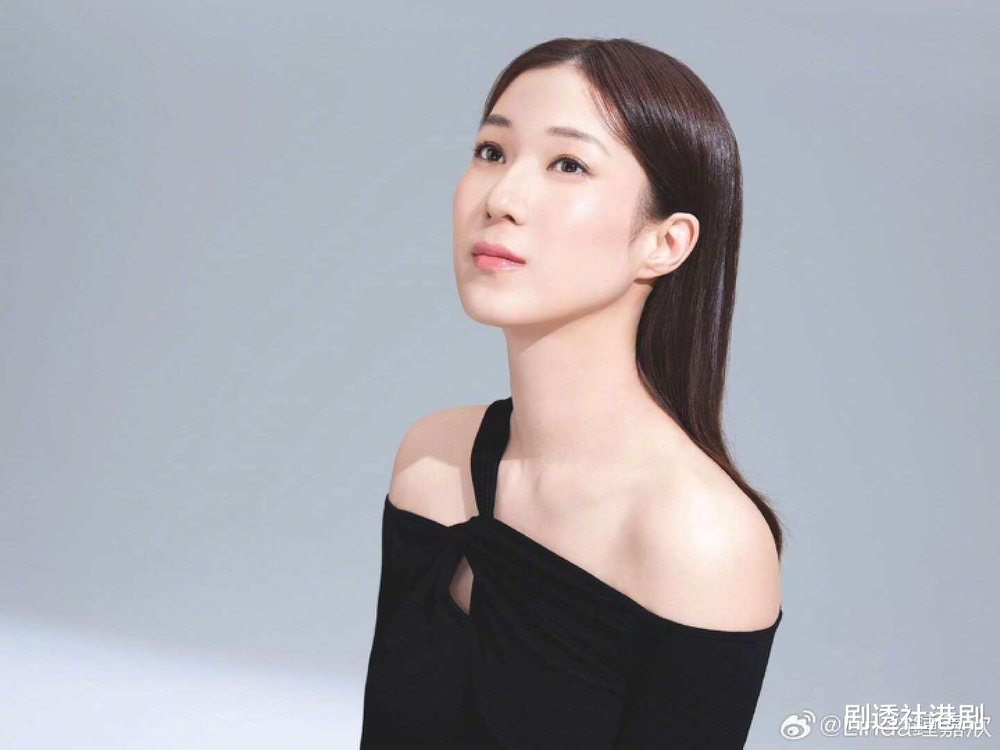 TVB前花旦太抗老!39岁少女味十足,穿恨天高与路人合影太亲民