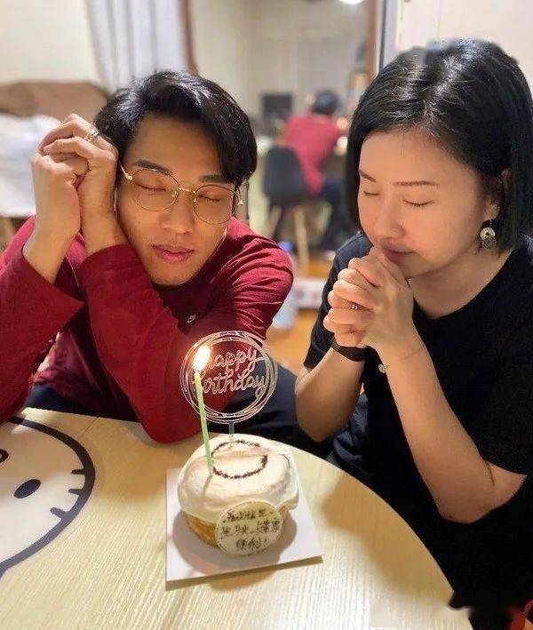 他是TVB绿叶公屋出身，人不帅但不菜，巴士追太太，凭坚持捱出头