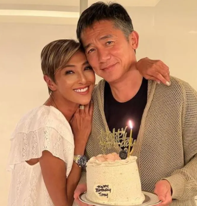 刘嘉玲质问老友:干嘛夹着我老公拍照,对方神回复场面搞笑