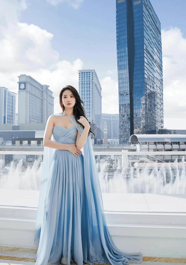 刘亦菲|刘亦菲出发时装周，下半身消失，露出大长腿，被嘲腿粗好胖！