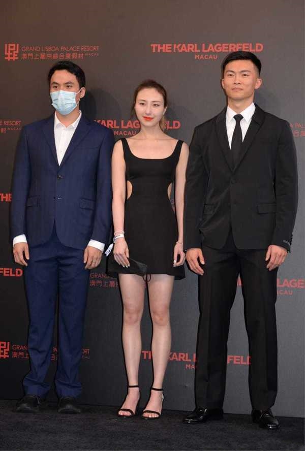 |赌王家族大合照,奚梦瑶以及何超云未婚夫出席,窦骁没有现身