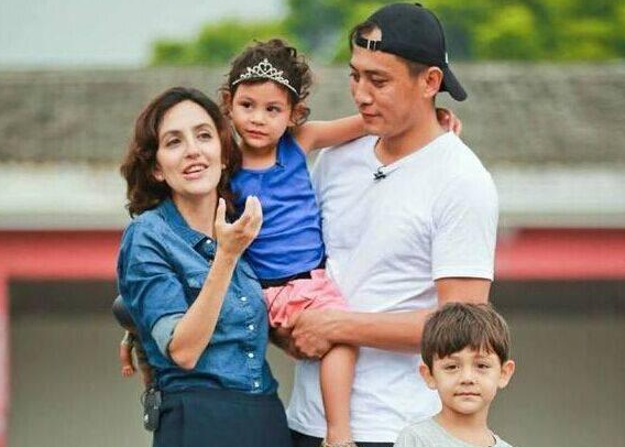 刘烨|刘烨法国妻子低调逛菜场,白发明显被嘲像老太太,儿女颜值引争议