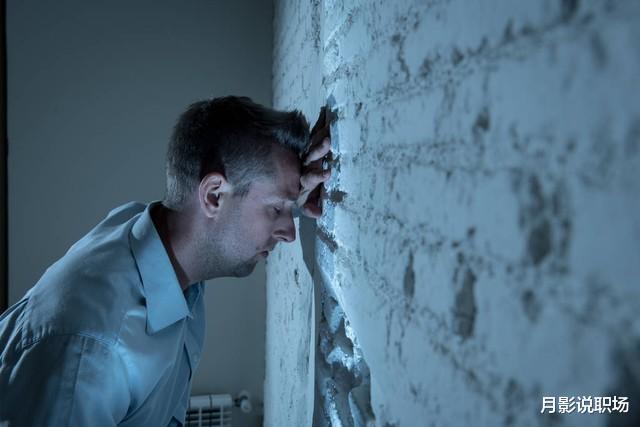 00后女孩怒怼领导后辞职，网友：这叫没规矩不是个性，却被人讽刺