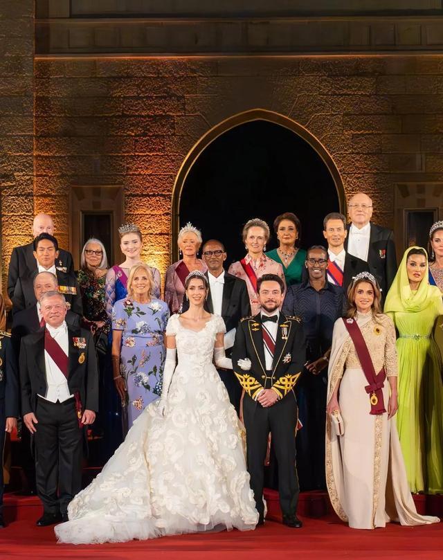 穿衣搭配|西班牙王后时尚优雅两不误,一周穿搭知性大方,带女儿追星了雷神