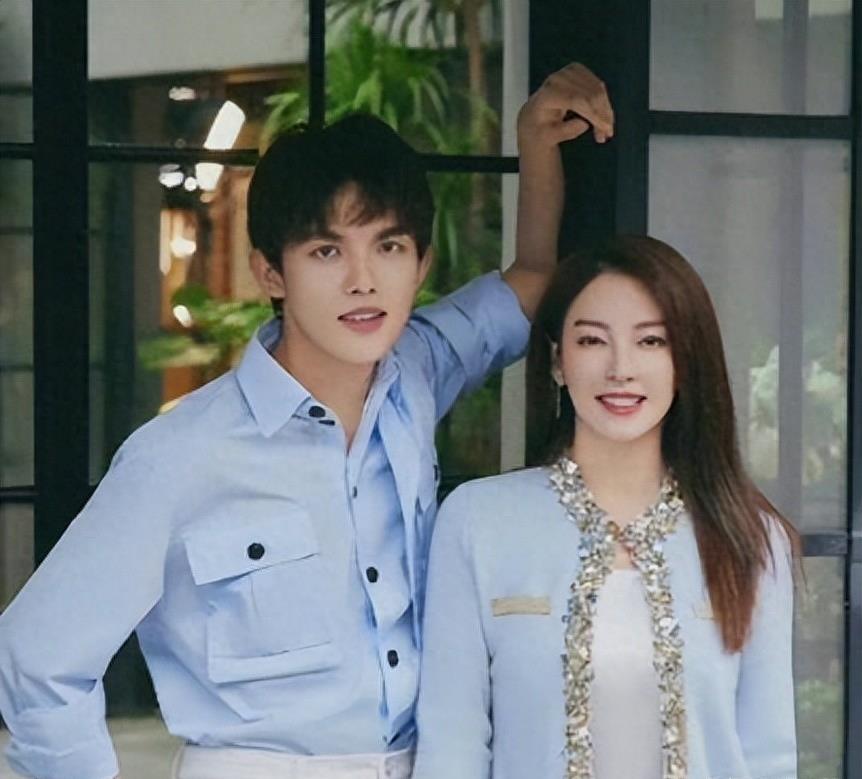 真会玩，36岁张雨绮又交往小鲜肉！男方在车内换衣不避讳