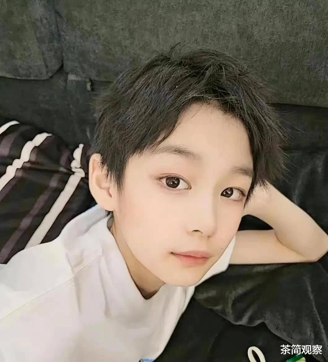 刘诗诗|吴奇隆在台北为刘诗诗庆生，马路边剔牙超不雅，儿子正面首曝光妥妥最帅星二代