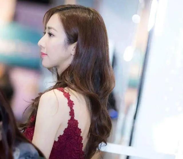 容光焕发!TVB小花公布婚讯后首现身,曝不大搞婚礼也不退出幕前