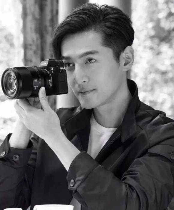 胡歌|胡歌妻子产后第41天首次露面!走路一瘸一拐不见丈夫