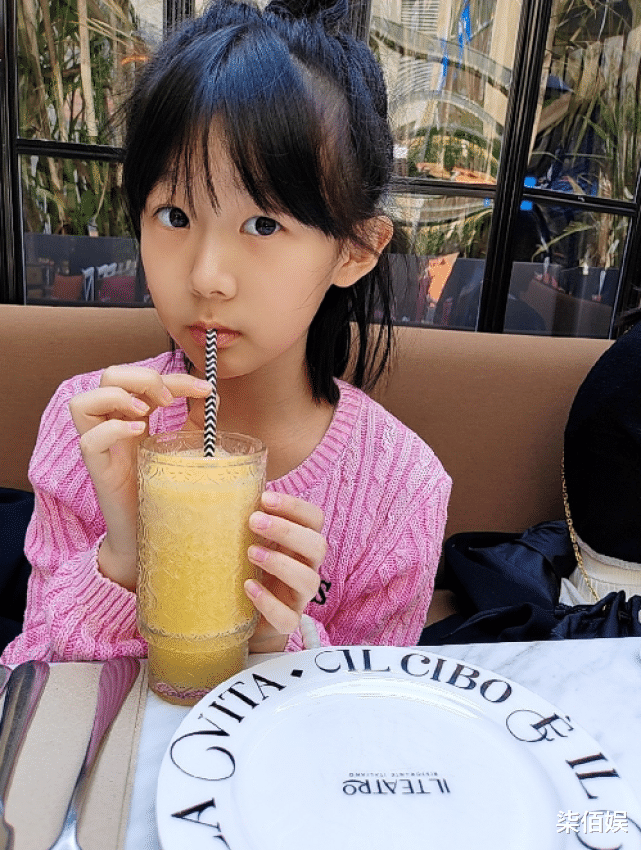 鲍蕾|鲍蕾破天荒陪老公女儿吃炸鸡，与陆毅甜秀恩爱，俩女儿颜值都好高