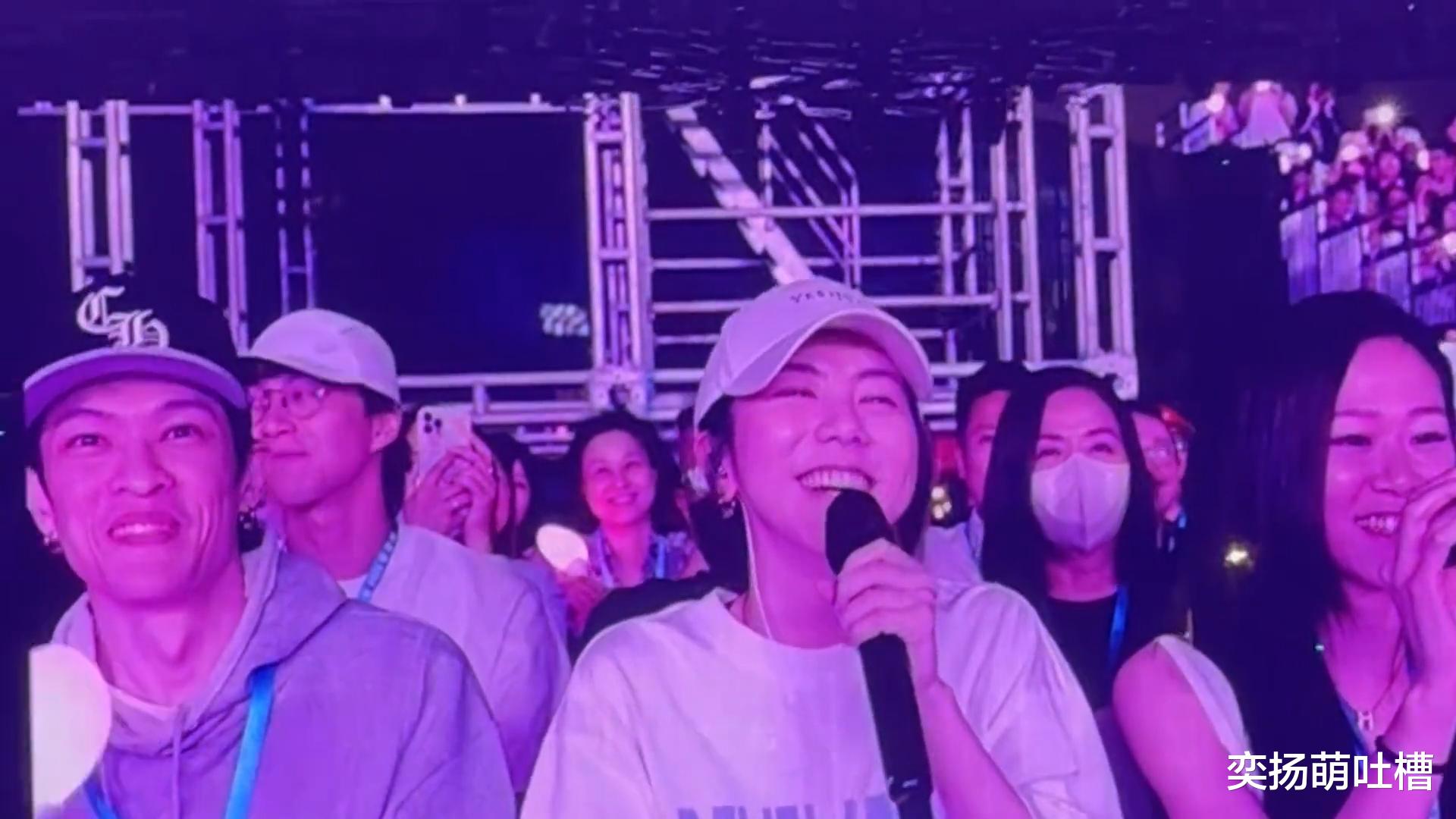 邓紫棋|邓紫棋在周董演唱会点歌，素颜合唱黑色毛衣，懊悔早知道先化个妆