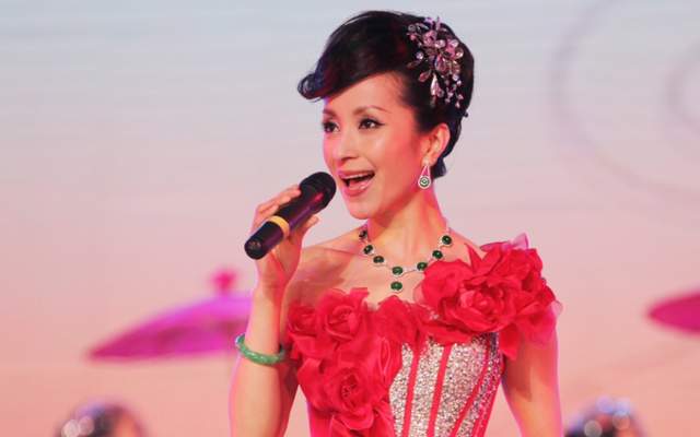 |48岁歌手汤灿复出，受邀登台演唱气场强大，戴名贵珠宝身材纤瘦