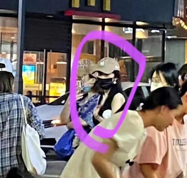 杨幂吴宣仪逛街被偶遇，衣服的价格相差5000多，其中一个瘦到变形