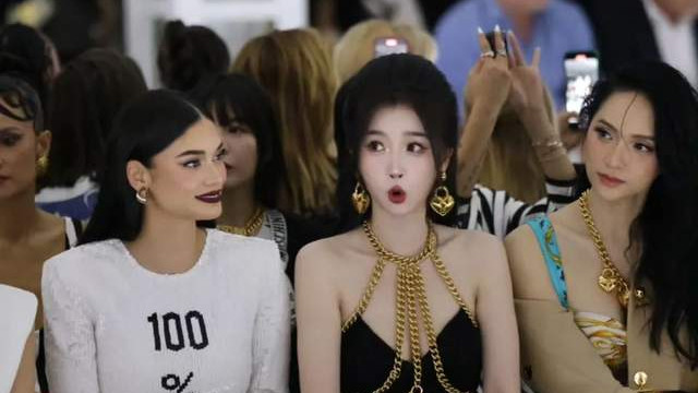 虞书欣海外看秀待遇差，和网红并排遭品牌差别对待，表情局促尴尬